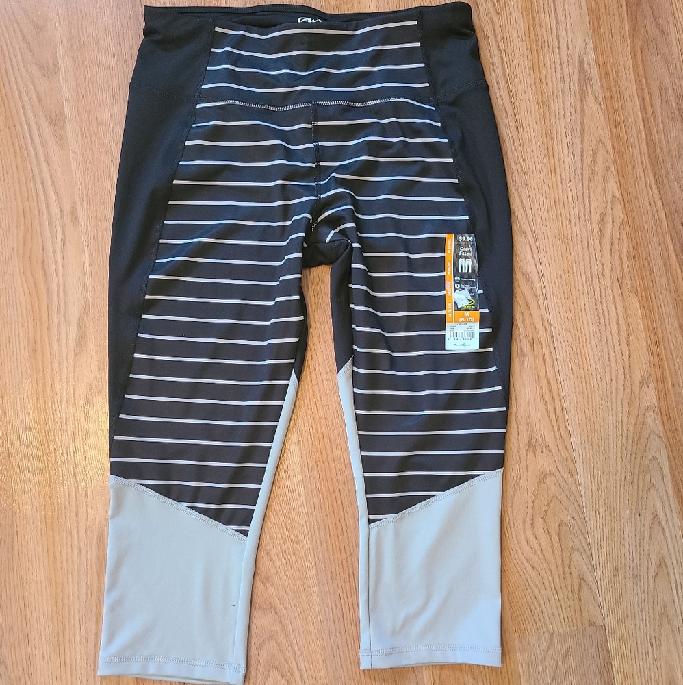 🌟 4/$20 Athletic Works black and Gray Striped Capri Leggings in Medium - Picture 1 of 5